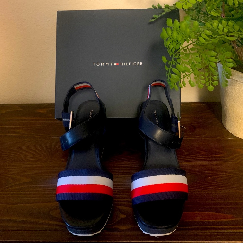 TOMMY HILFIGER  WEDGE SANDALS 👡